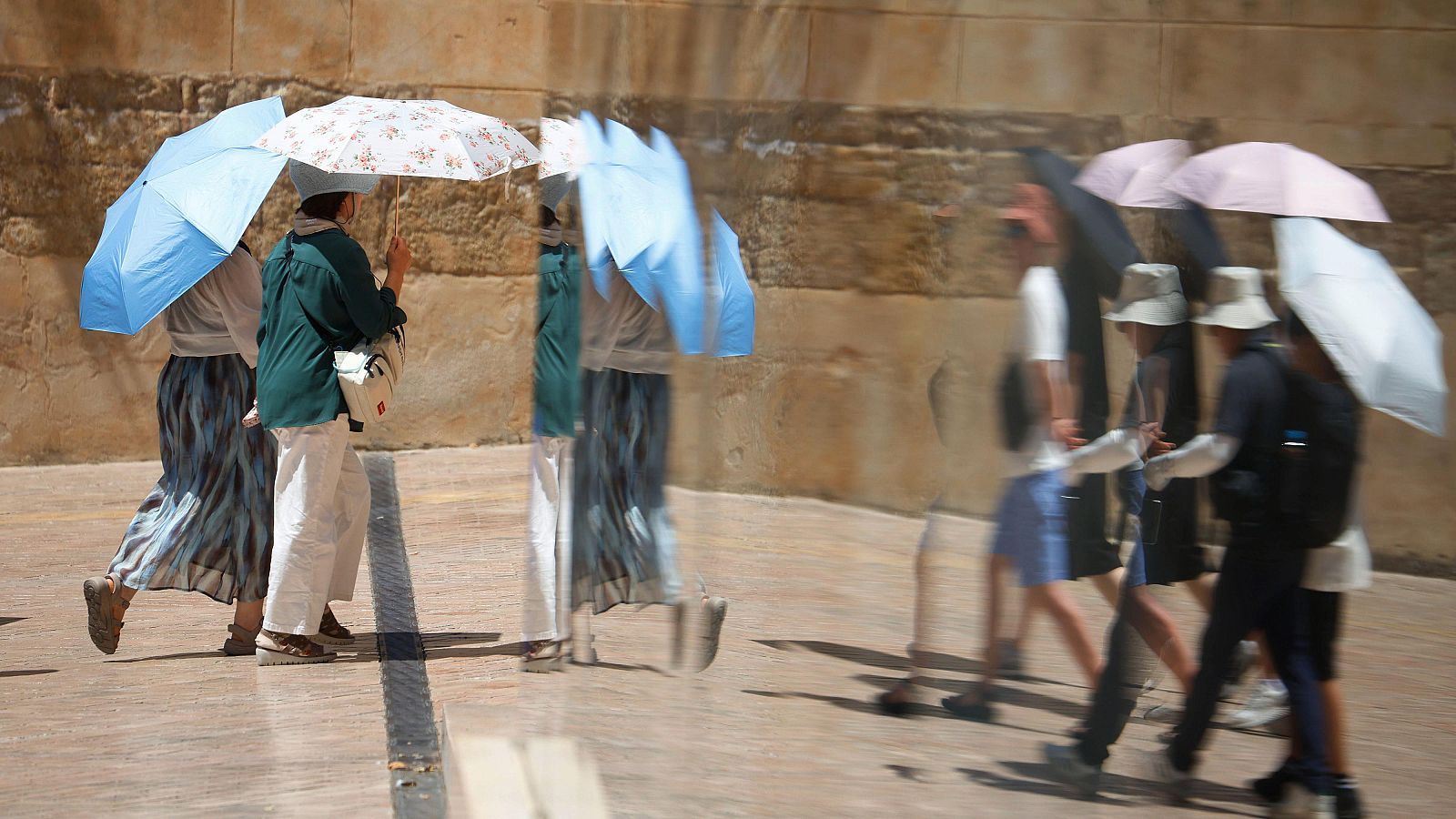 Turistas se protegen de las altas temperaturas en Córdoba en plena ola de calor