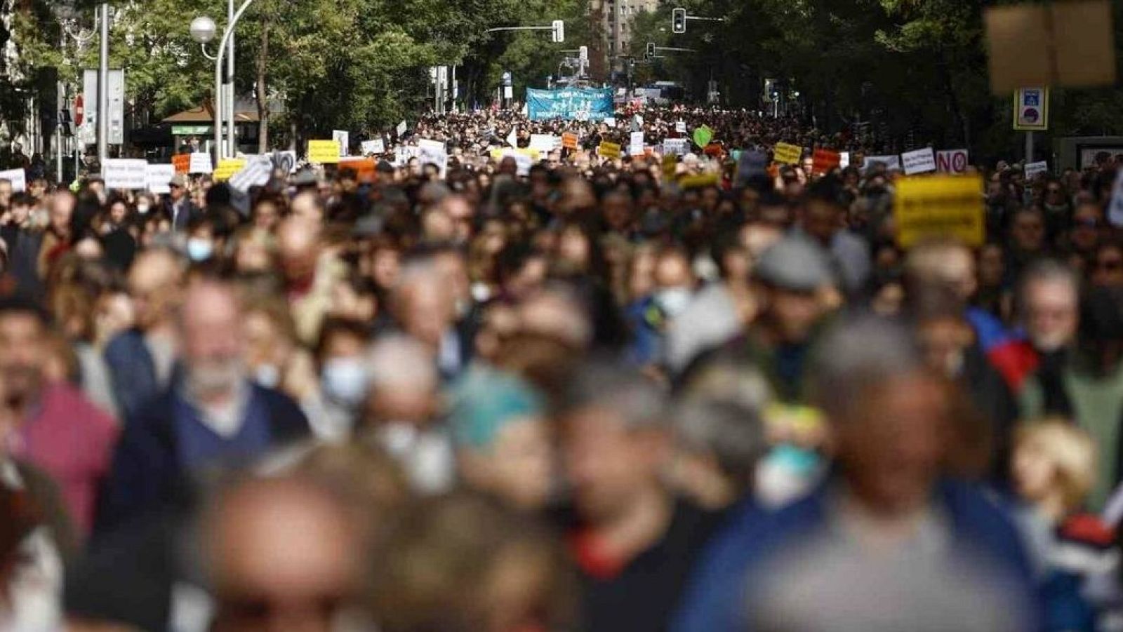 Concentració de gent recorrent la Diagonal de Barcelona