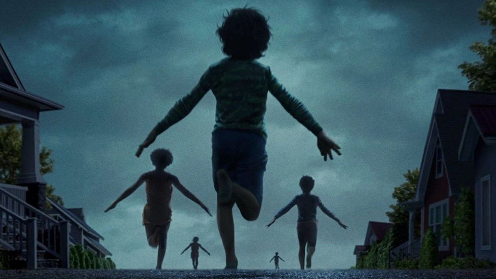 Niños corriendo en perspectiva forzada al atardecer; el mayor, con camiseta oscura y pantalones cortos, parece volar. Atmósfera misteriosa.