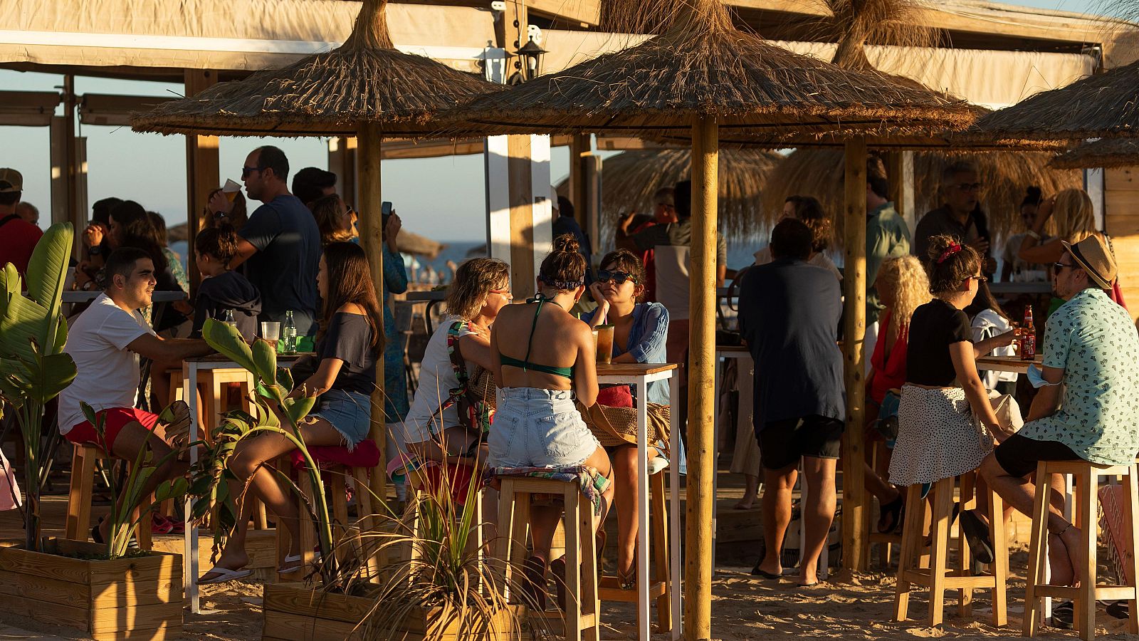 Varias personas en un chiringuito