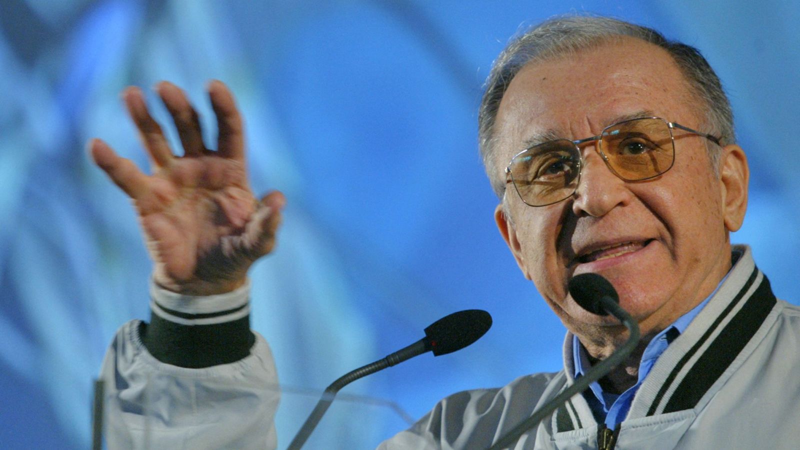 Imagen de archivo del expresidente Ion Iliescu durante un mitin en 2004