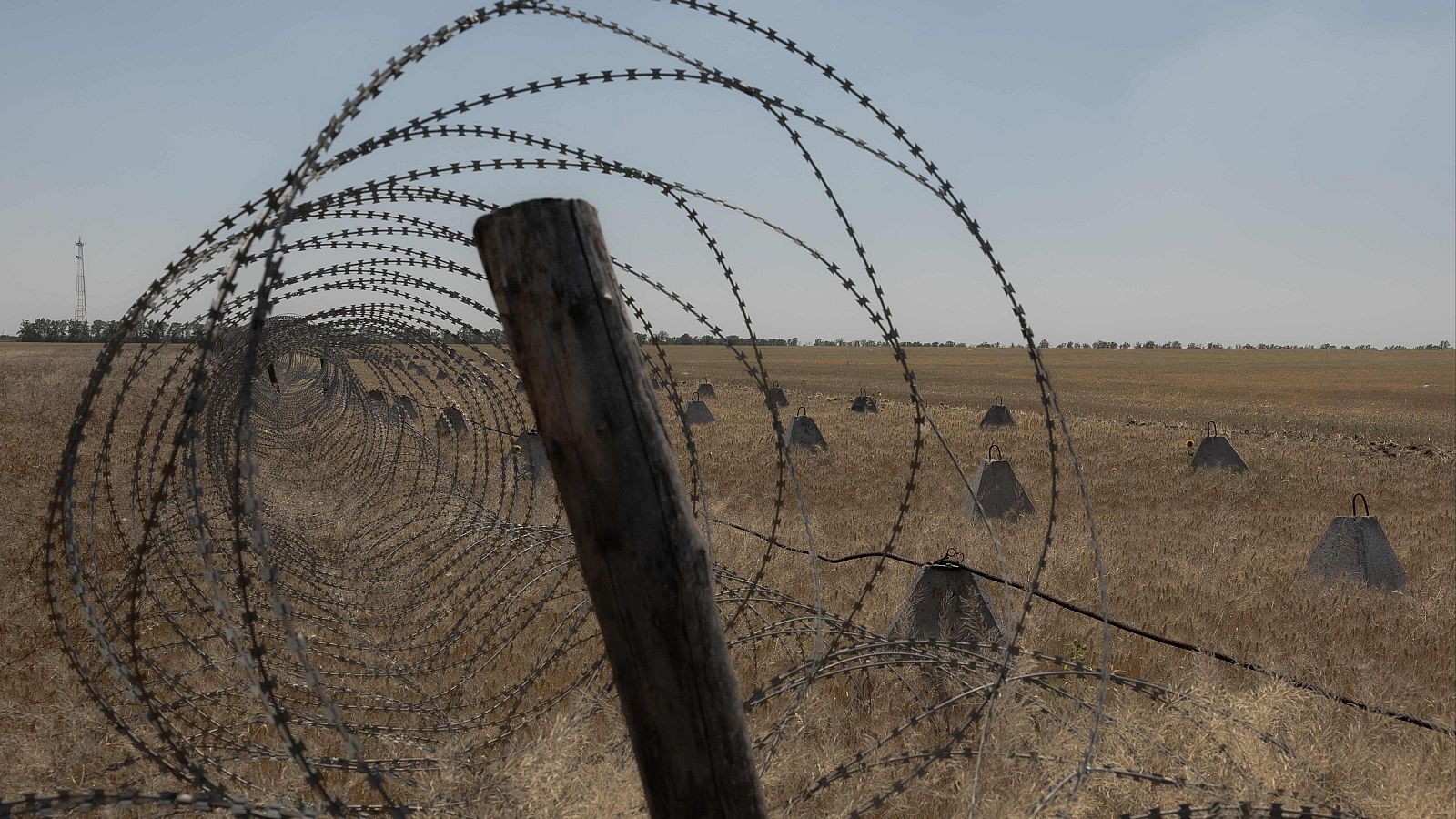Alambres de púas y fortificaciones instaladas por el ejército ucraniano en la región de Dnipropetrovsk