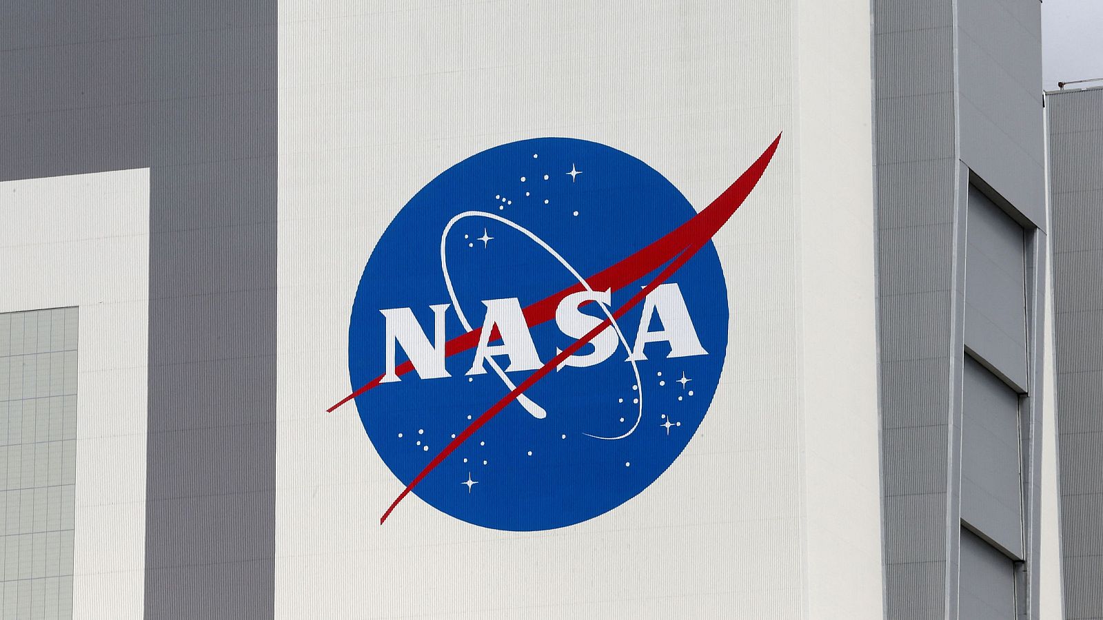 El logotipo de la NASA en el Centro Espacial Kennedy, Florida