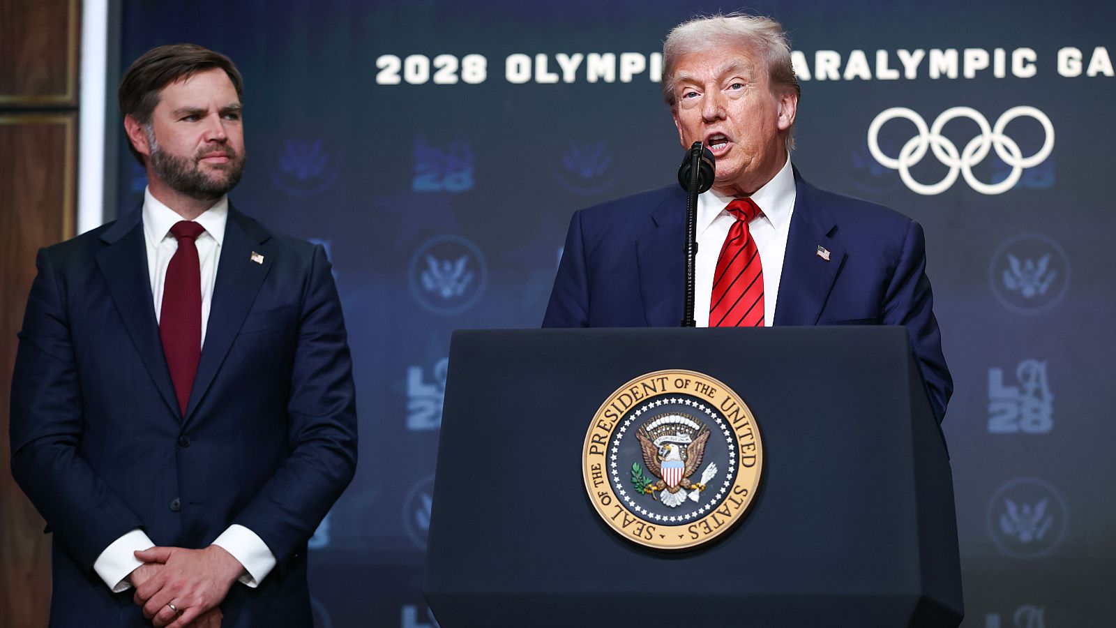 El presidente de Estados Unidos, Donald Trump, habla junto al vicepresidente, J. D. Vance