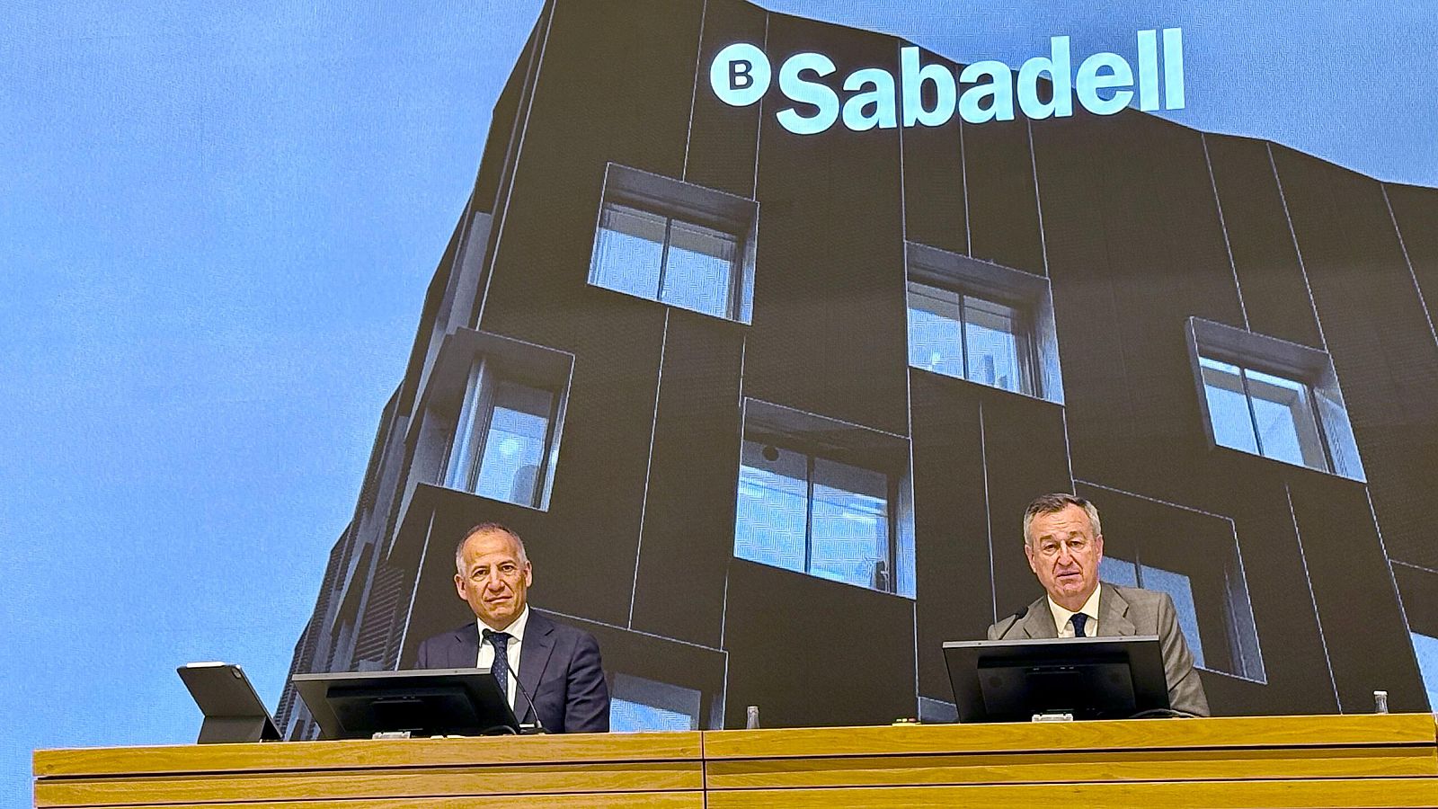 El conseller delegat de Banc Sabadell, César González-Bueno, i el director financer, Sergio Palavecino