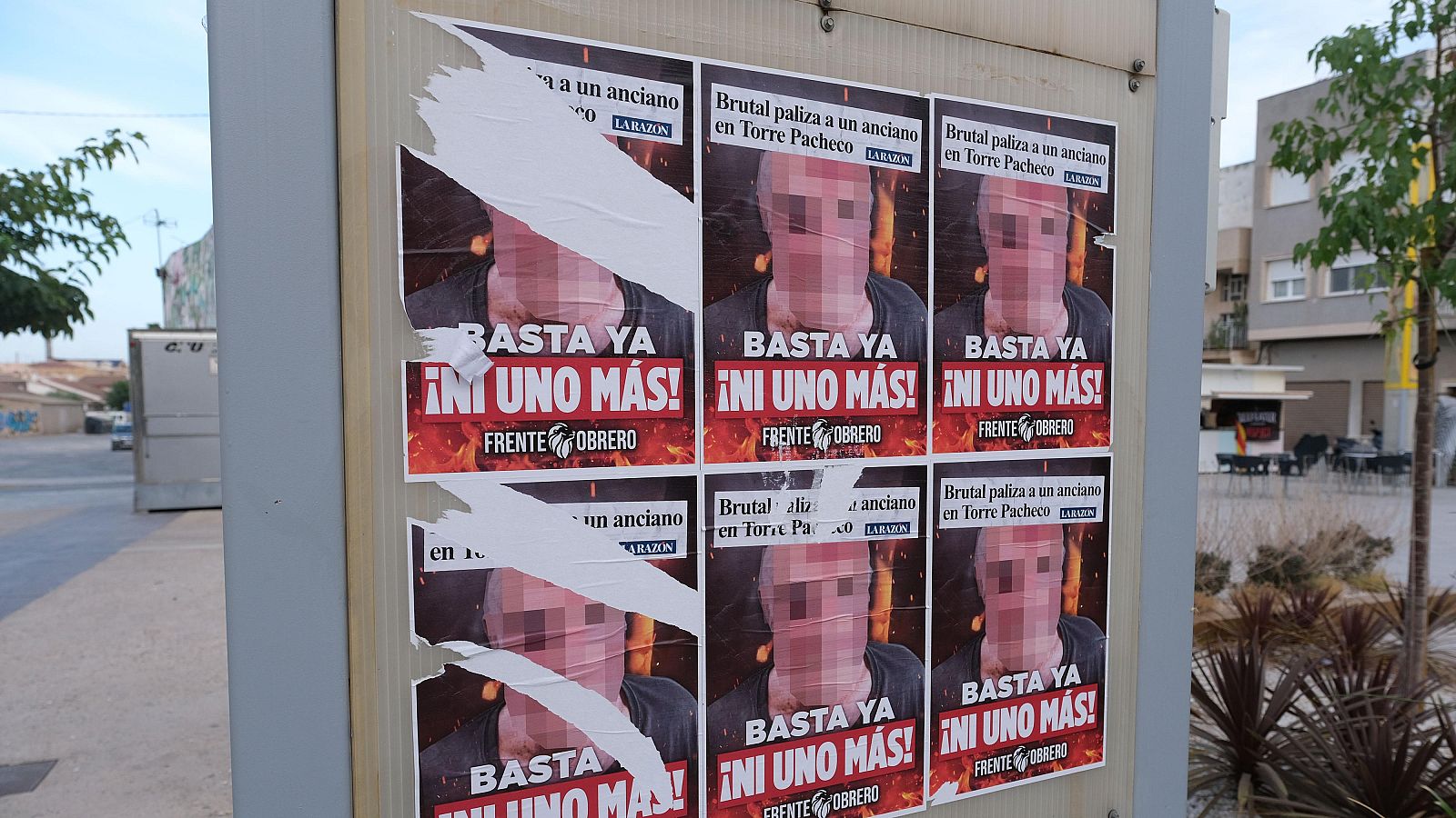 Pegatinas de colectivos contra la inmigración ilegal que apoyaron las concentraciones en repulsa de la agresión al vecino de Torre Pacheco (Murcia).