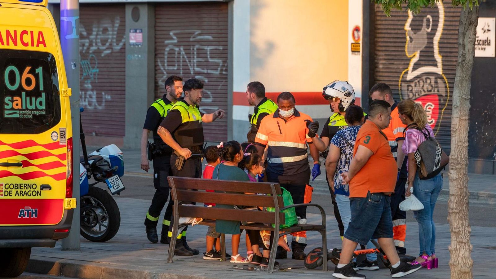 Agentes de la Policía Municipal y miembros de los servicios médicos durante una atención por un golpe de calor en Zaragoza el año 2023.