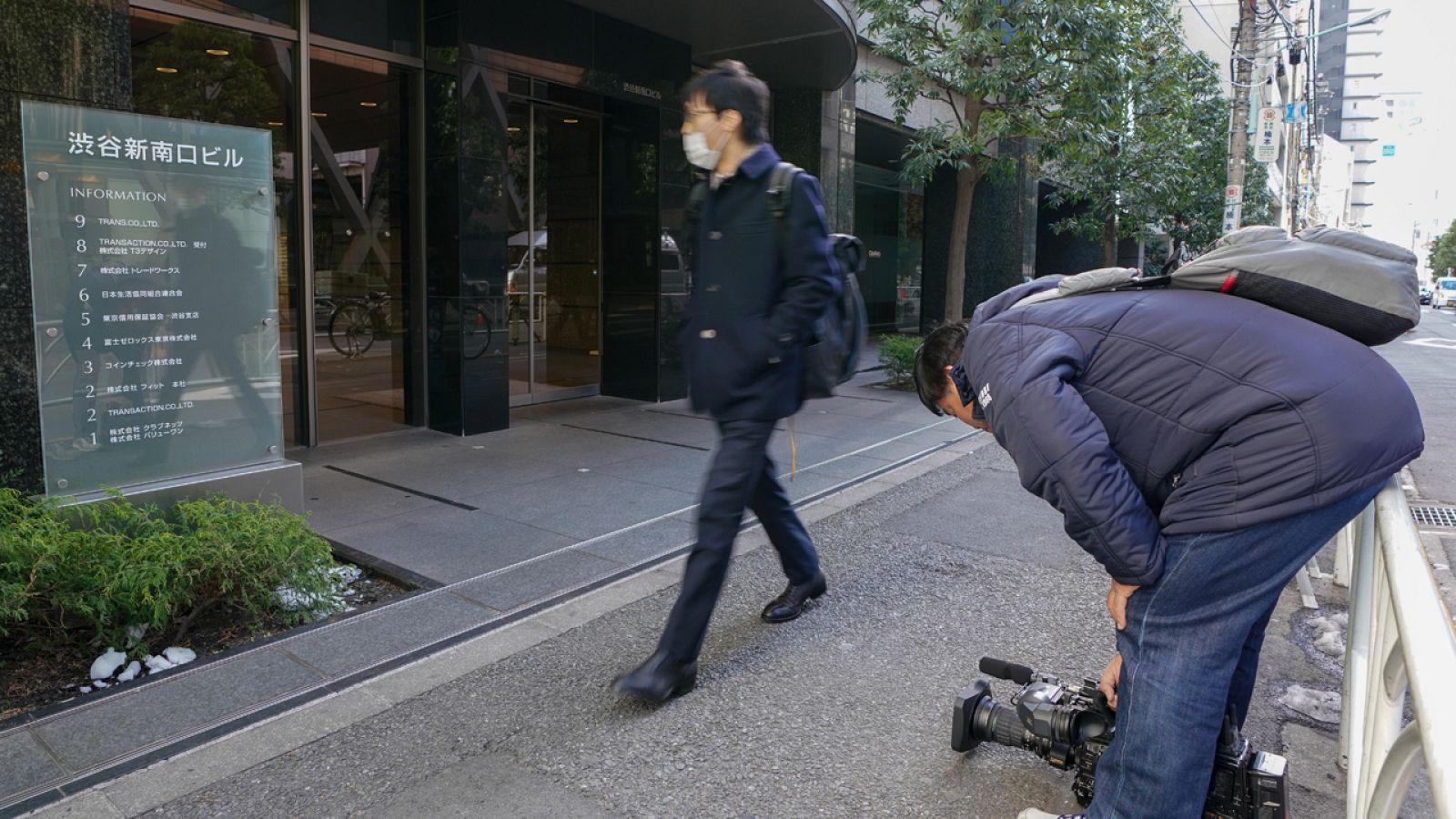 Un ciudadano camina en la sede de Coincheck en Tokio