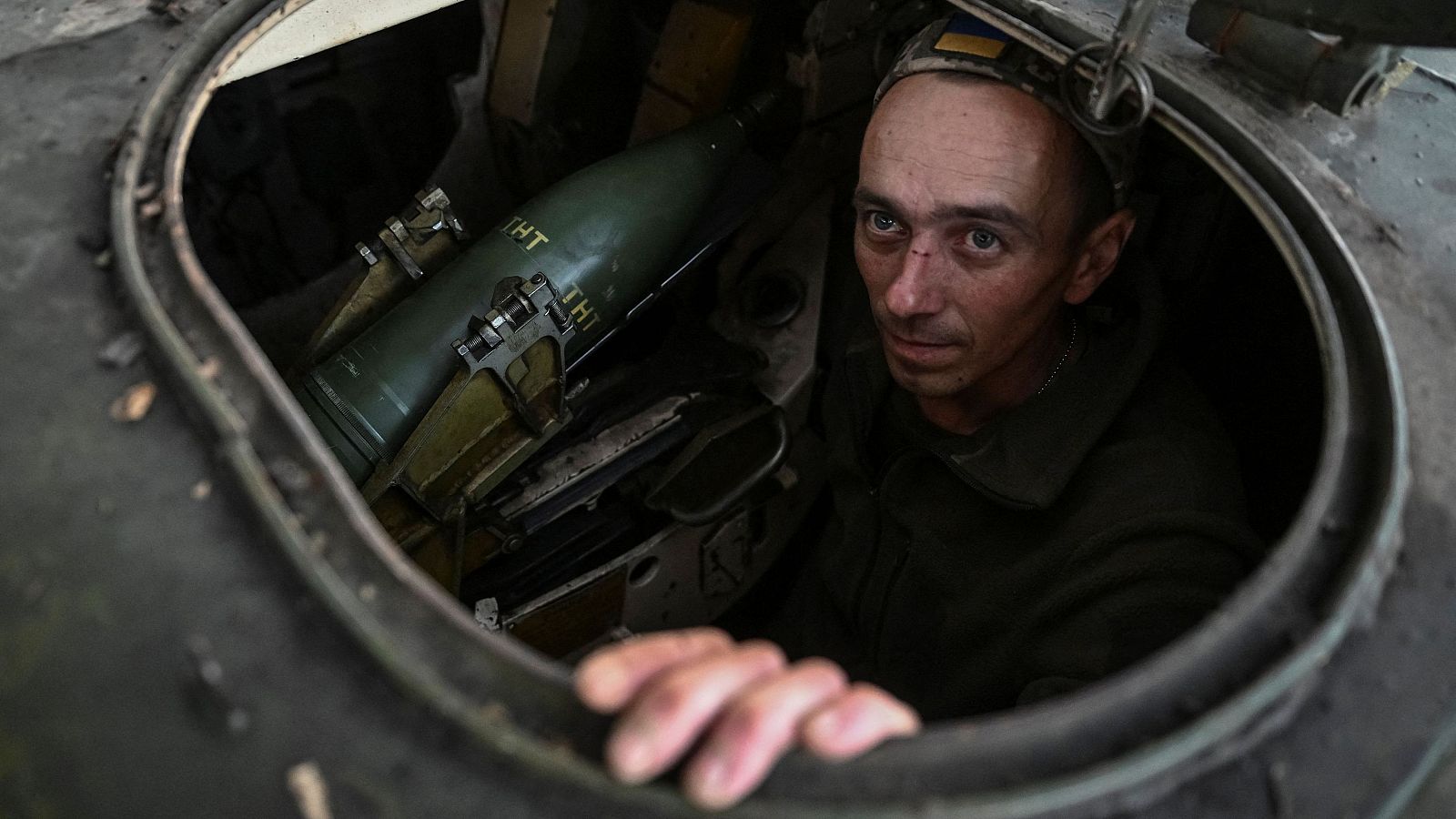 Un soldado de la 152ª Brigada de Cazas Separados de las Fuerzas Armadas de Ucrania dentro de un obús autopropulsado 2S1 Gvozdika