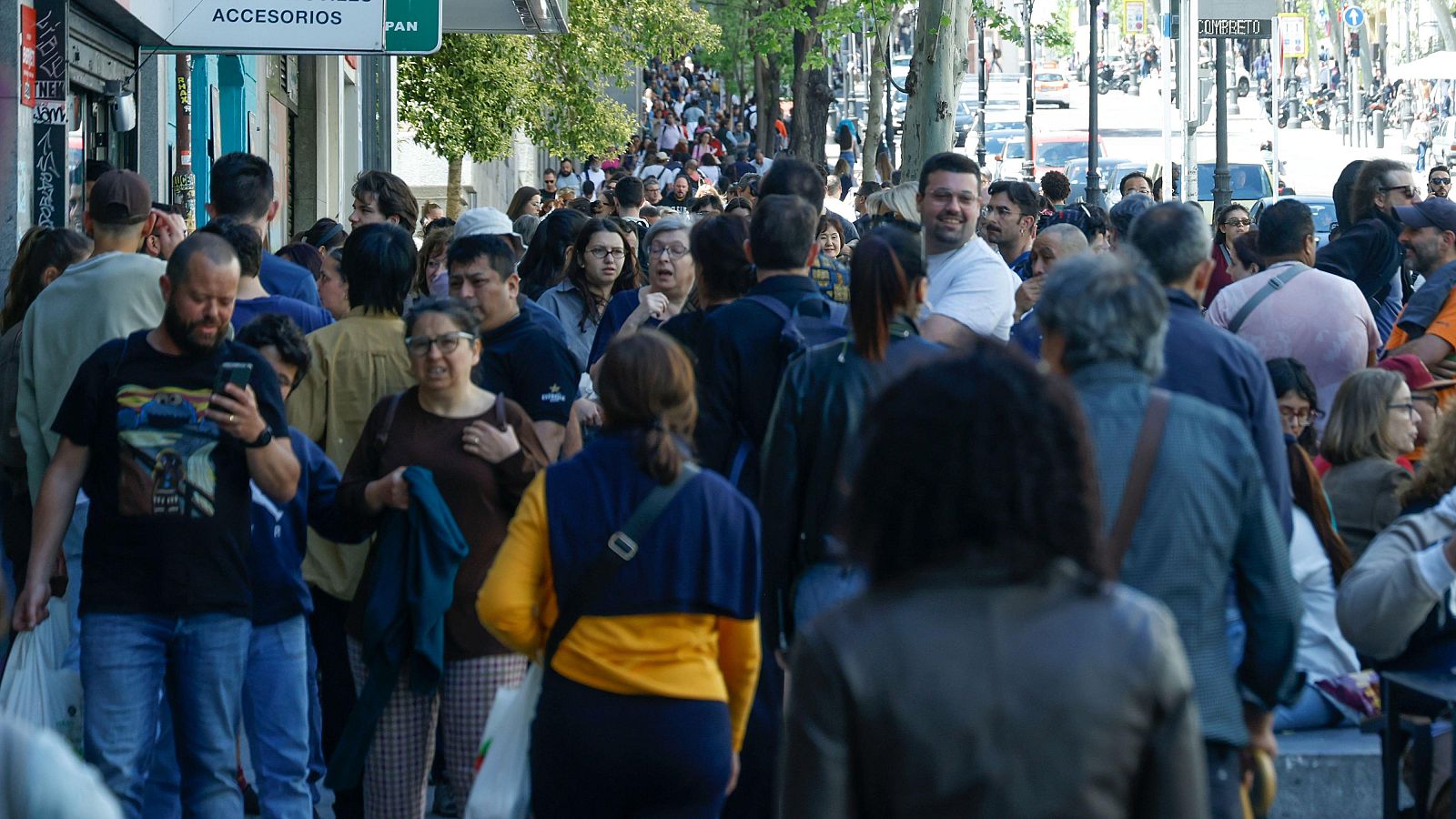 Una calle llena de personas en Madrid.