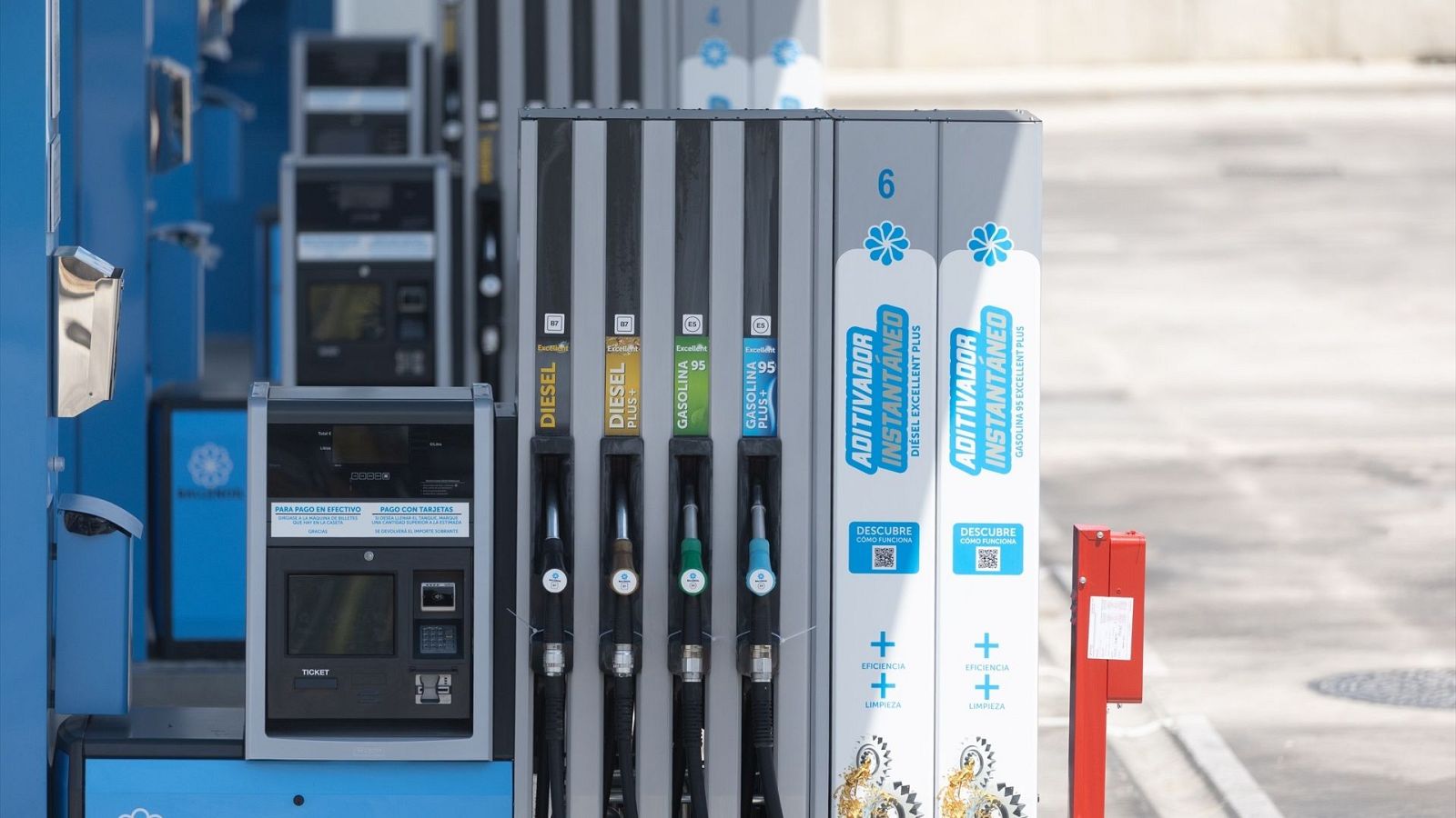 El precio de la gasolina y el diésel cae ligeramente en la primera gran operación salida de agosto