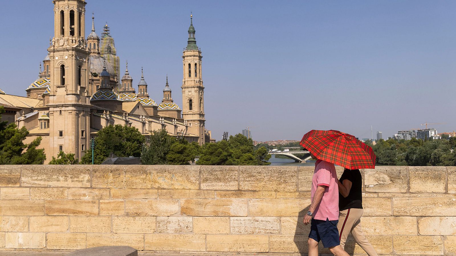 Una pareja se protege del calor en Zaragoza, en aviso naranja este jueves por calor