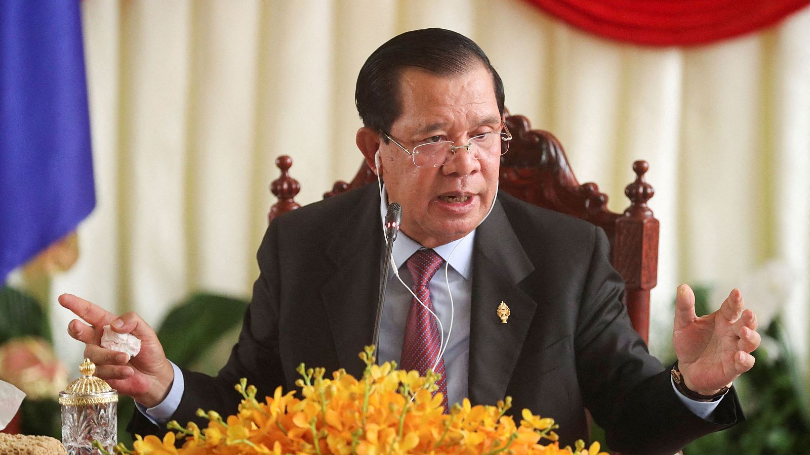 El primer ministro de Camboya, Hun Sen, habla en una rueda de prensa en la Asamblea Nacional