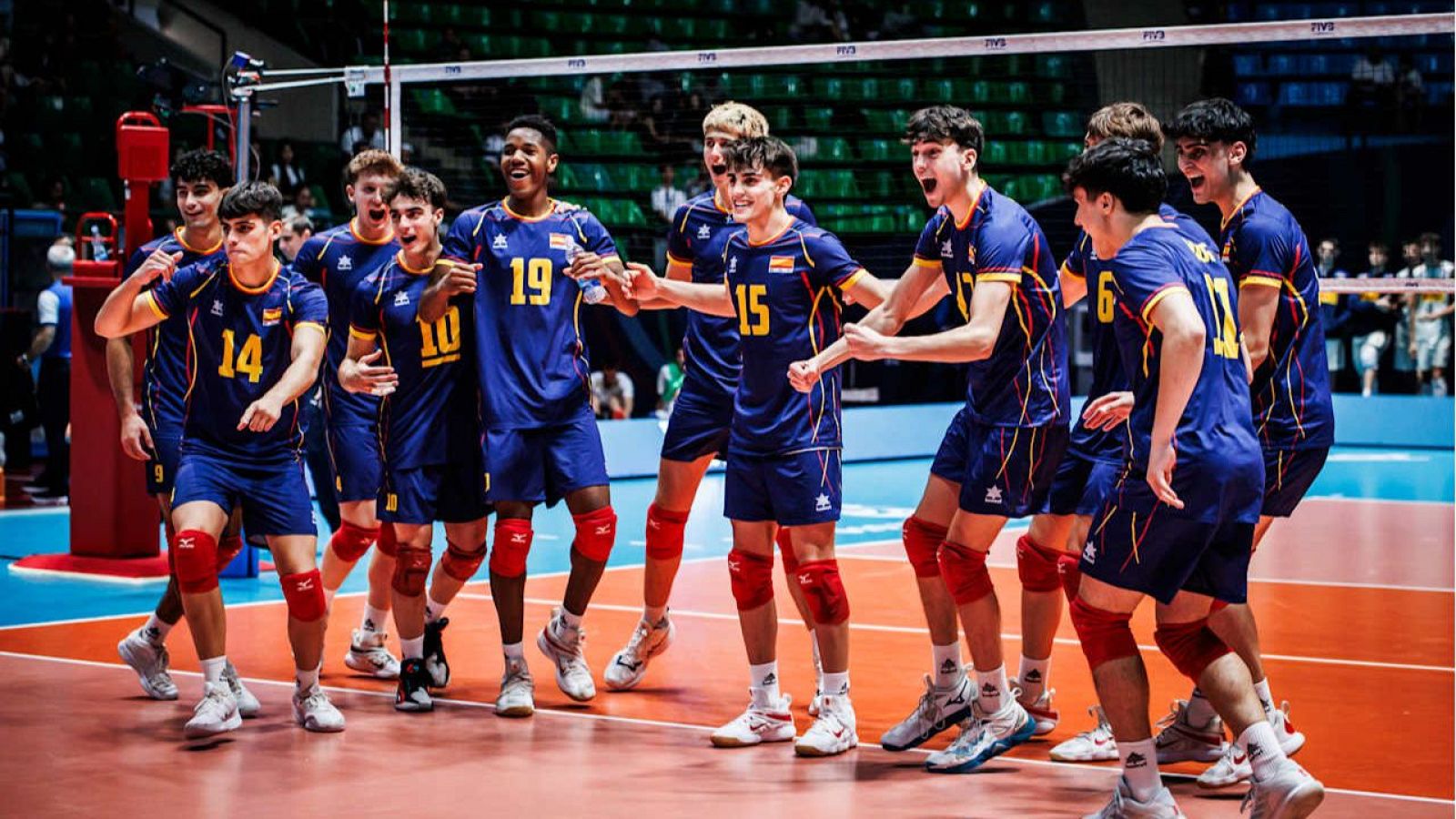 Los jugadores de la selección española masculina sub-19 celebran una victoria en el Mundial 2025 disputado en Uzbekistán