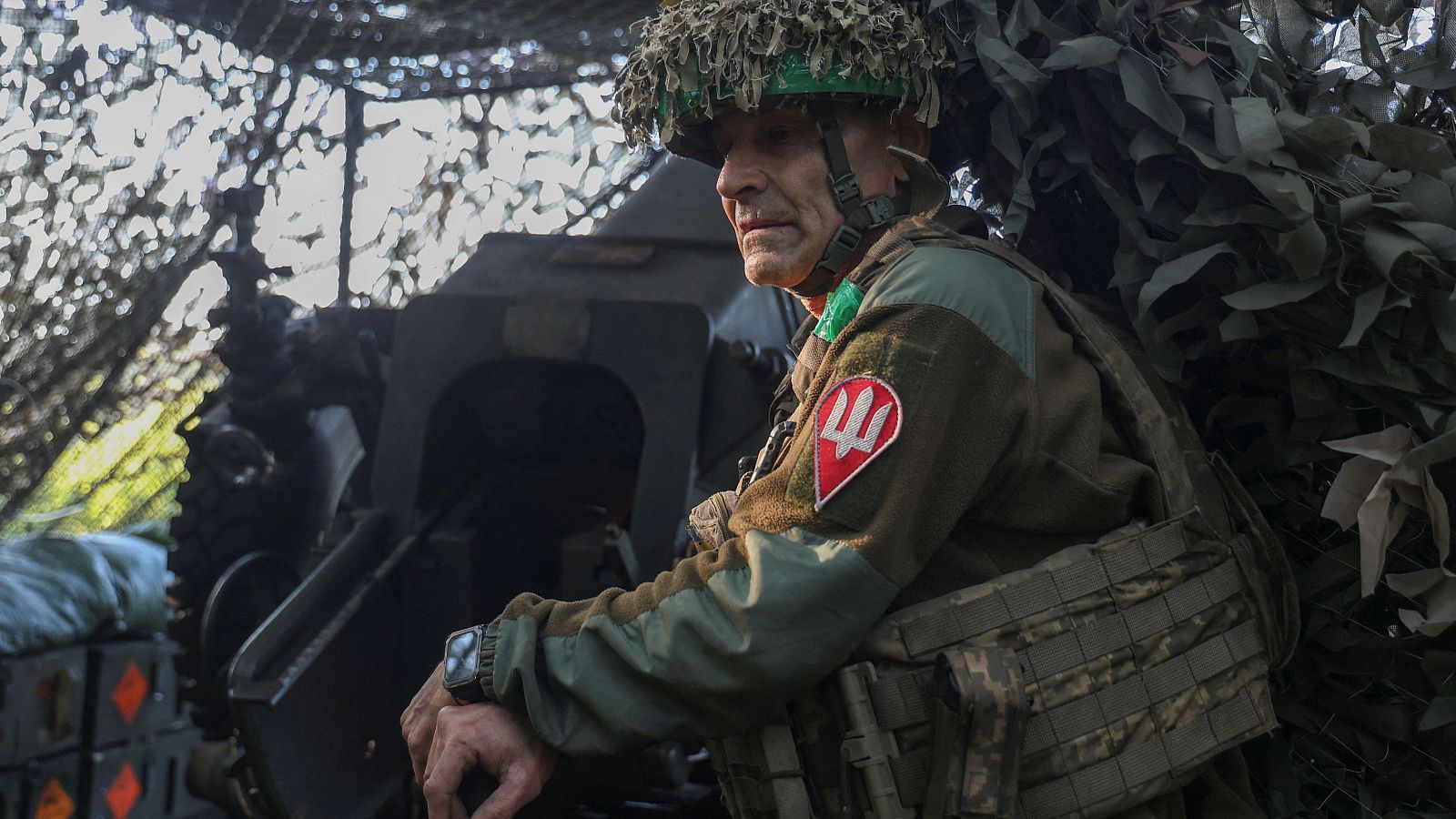 Un militar de las Fuerzas Armadas de Ucrania junto a un obús