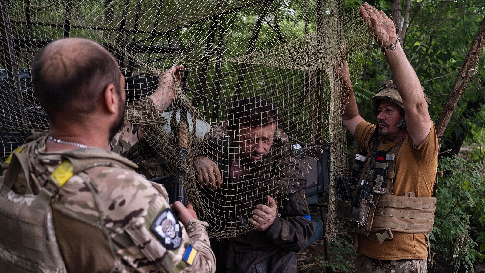 Soldados de la 93ª Brigada Mecanizada "Kholodnyi Yar" descansan cerca de la línea del frente en la región de Donetsk, en plena invasión rusa.