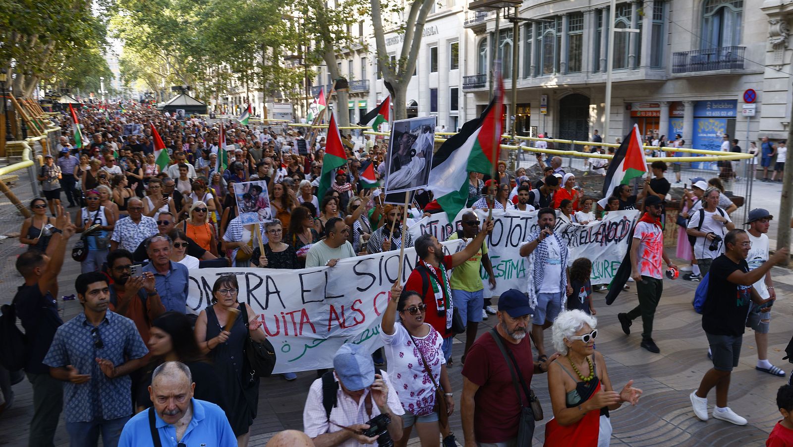 La marxa per Palestina convocada per la plataforma internacional 'Global Movement to Gaza' recorre la Rambla de Barcelona