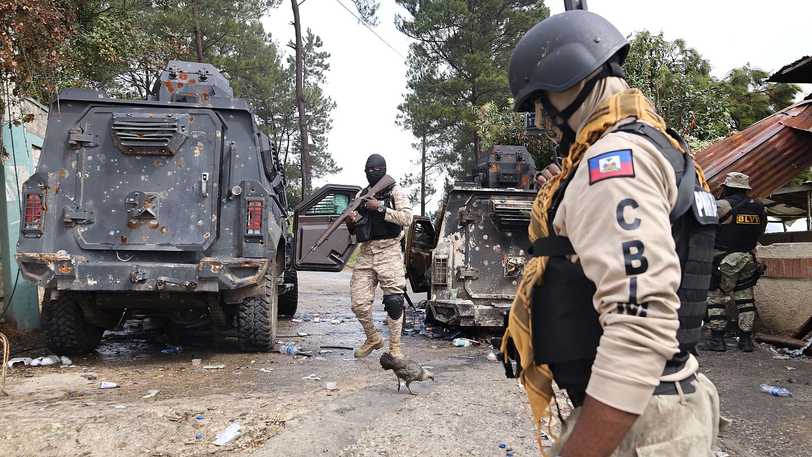 Integrantes de la Policía Nacional de Haití (PNH) patrullan tras el ataque de una pandilla armada en Kenscoff, Haití