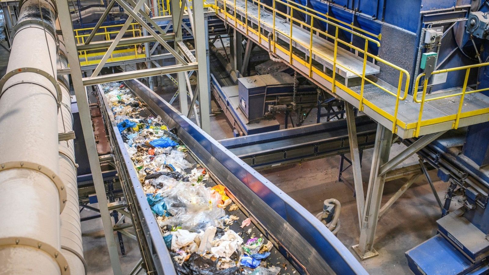 Interior d'una planta de gestió de residus i reciclatge