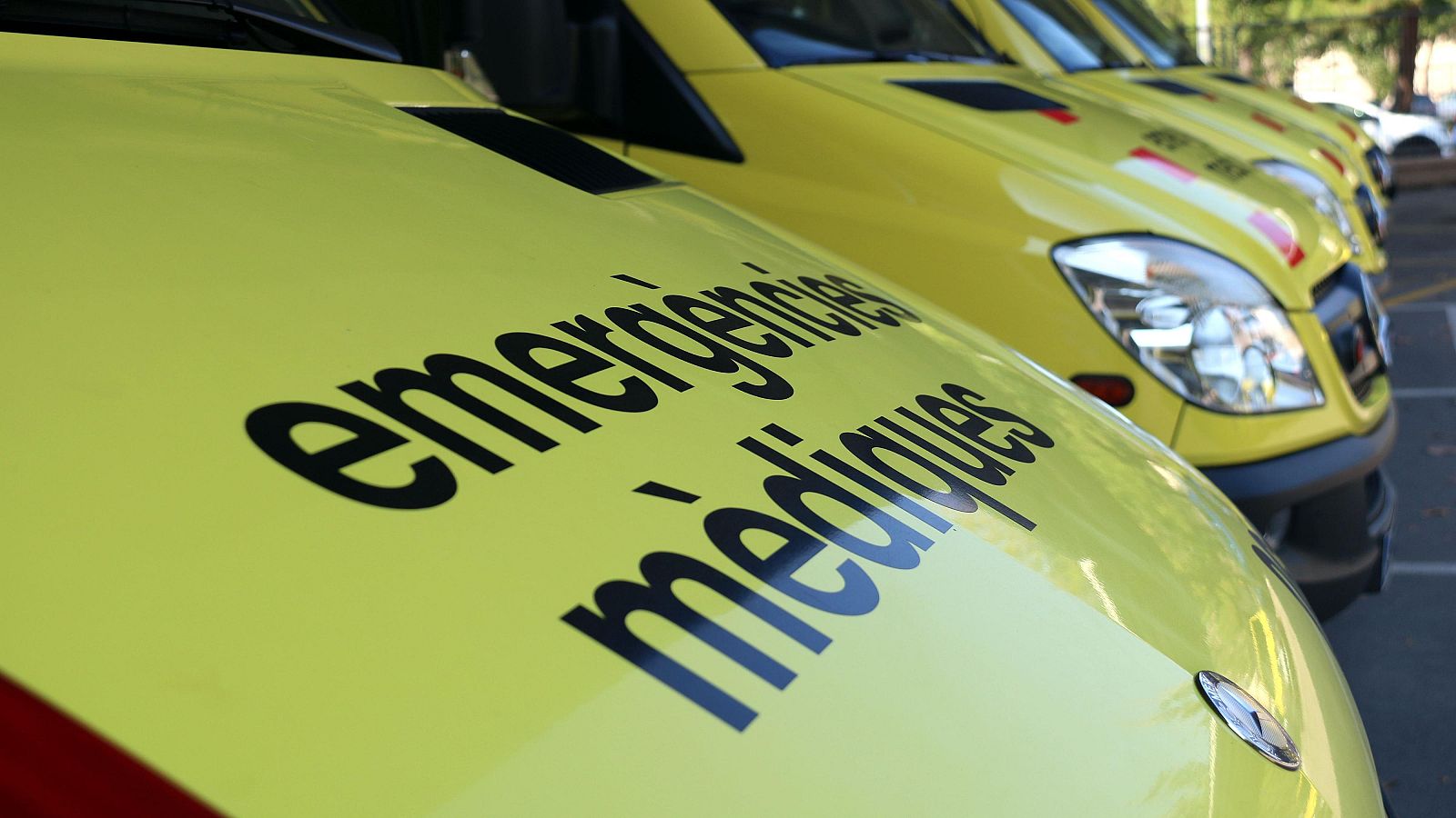 Diversos vehicles del SEM aparcats en un parc sanitari