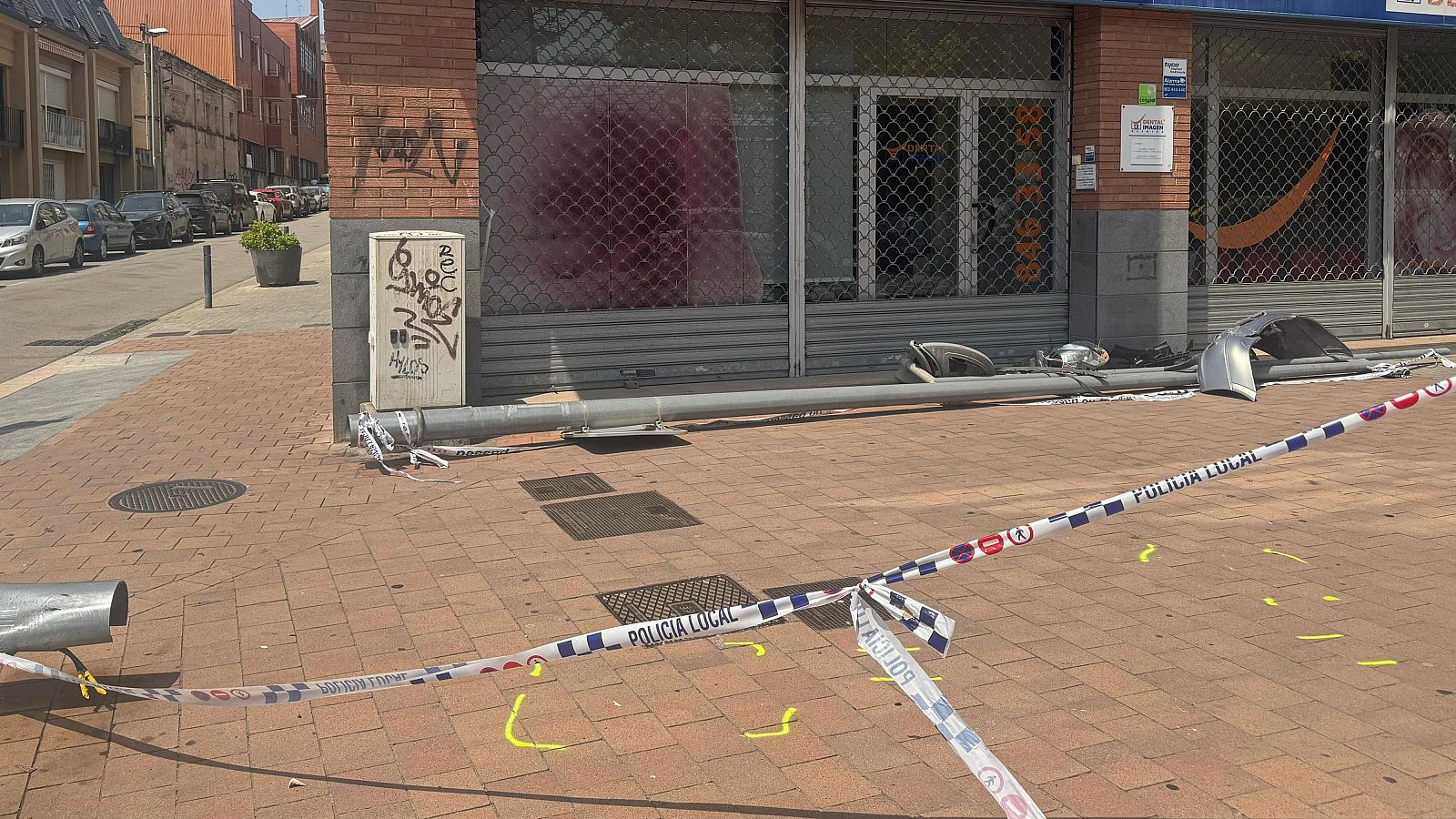 Restes de mobiliari urbà i del vehicle al carrer Maria Palau de Granollers