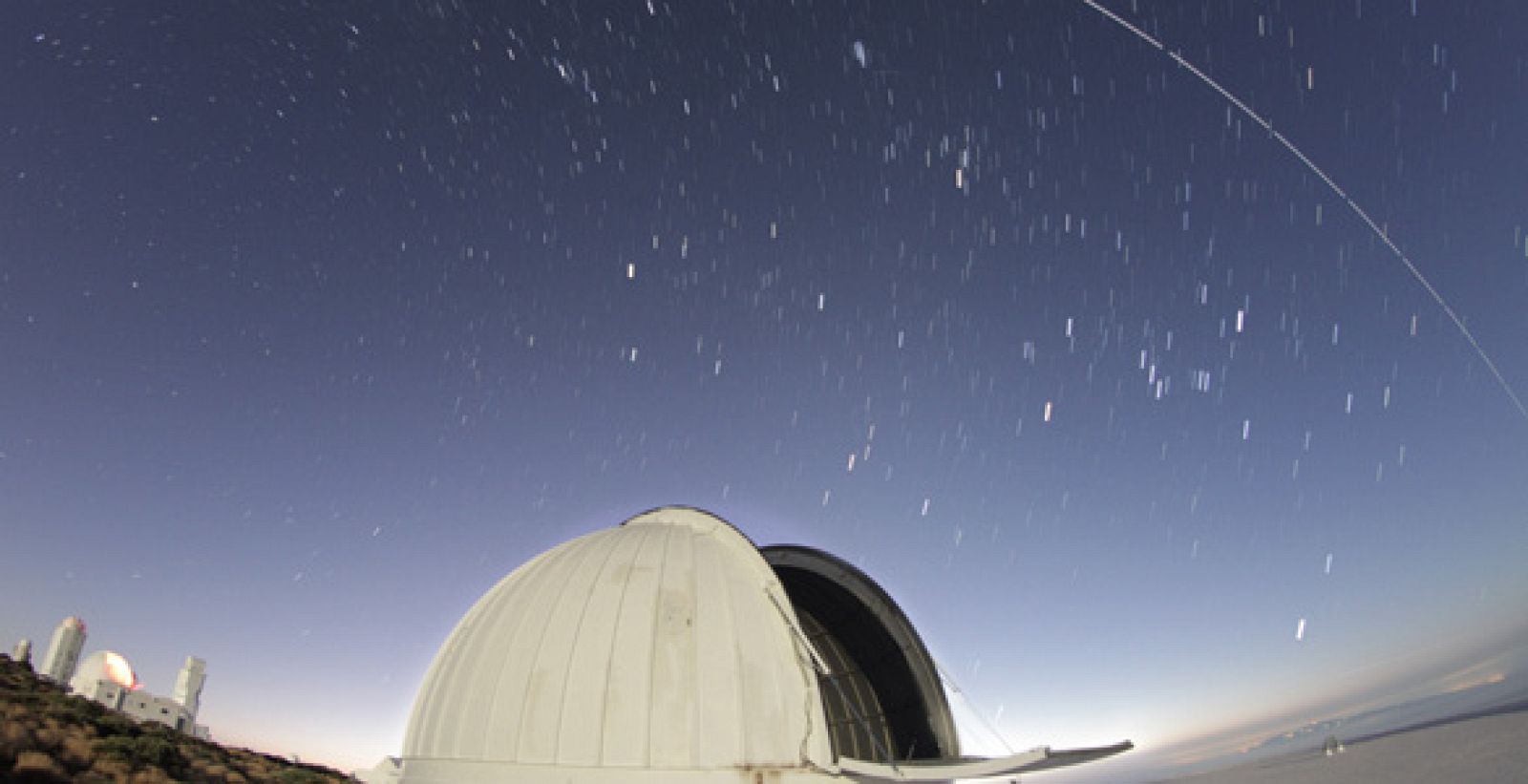 Imagen de la lluvia de Pereidas 2011 obtenida con una cámara situada junto al telescopio AIC-80 en el Observatorio del Teide.