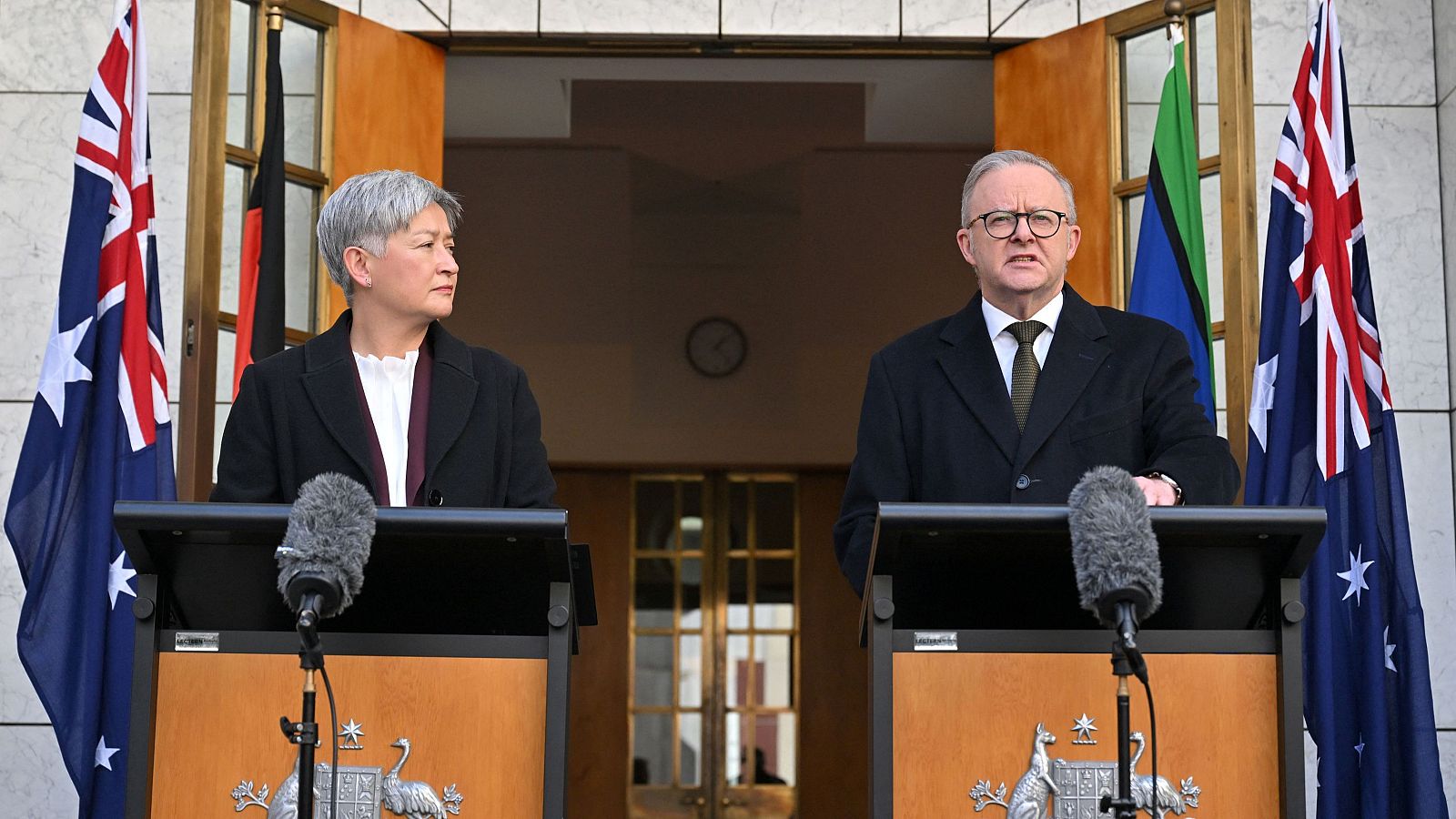 El primer ministro australiano, Anthony Albanese, habla junto a la ministra de Asuntos Exteriores, Penny Wong