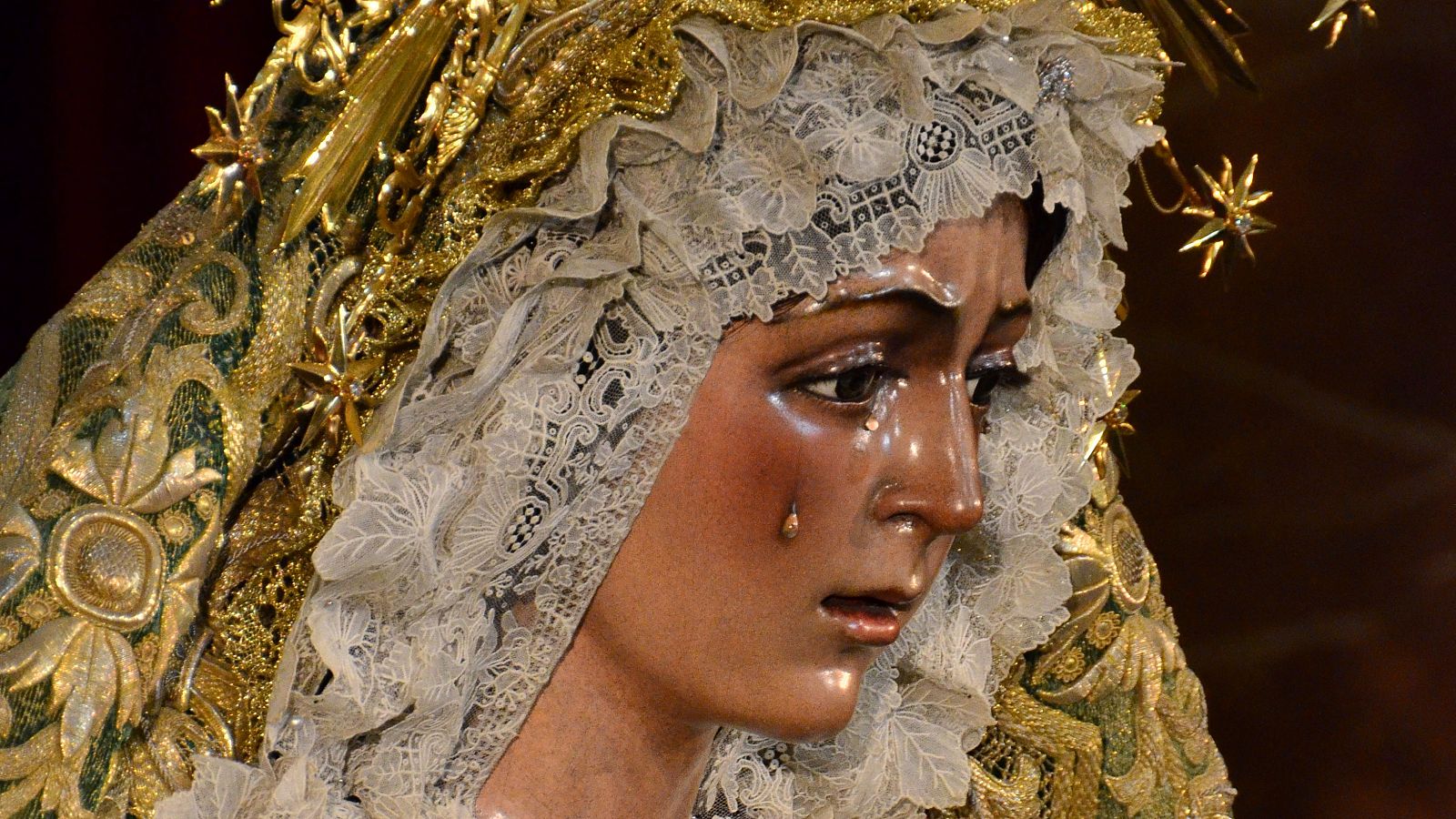 El restaurador a cargo de los nuevos trabajos sobre la Esperanza Macarena habla ante los micrófonos de RNE.