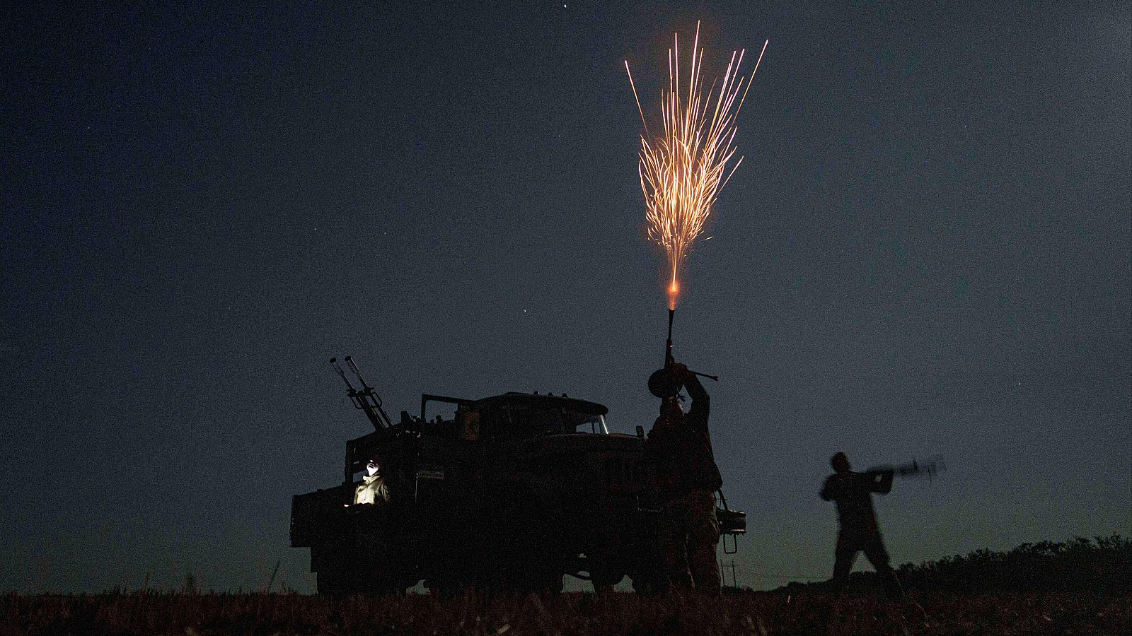 Soldados ucranianos de la 59.ª brigada disparan contra drones de ataque rusos en la región de Dnipropetrovsk