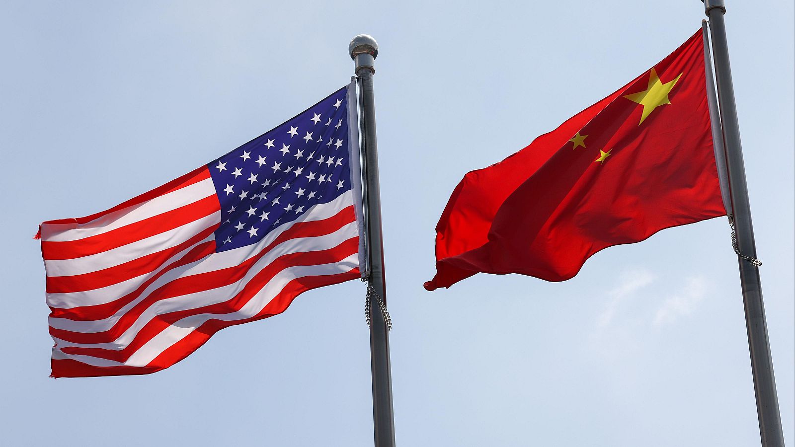 Las banderas de Estados Unidos y China ondean frente al Parque Científico General Electric en Pekín, China