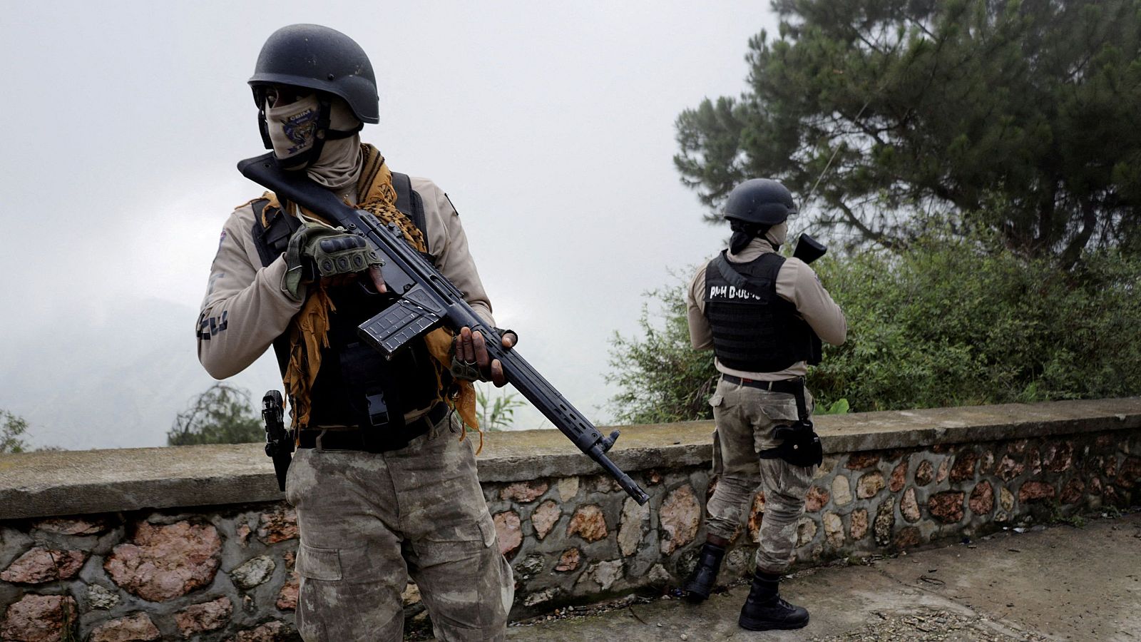 Policías patrullan en las afueras de Puerto Príncipe, en Kenscoff, Haití