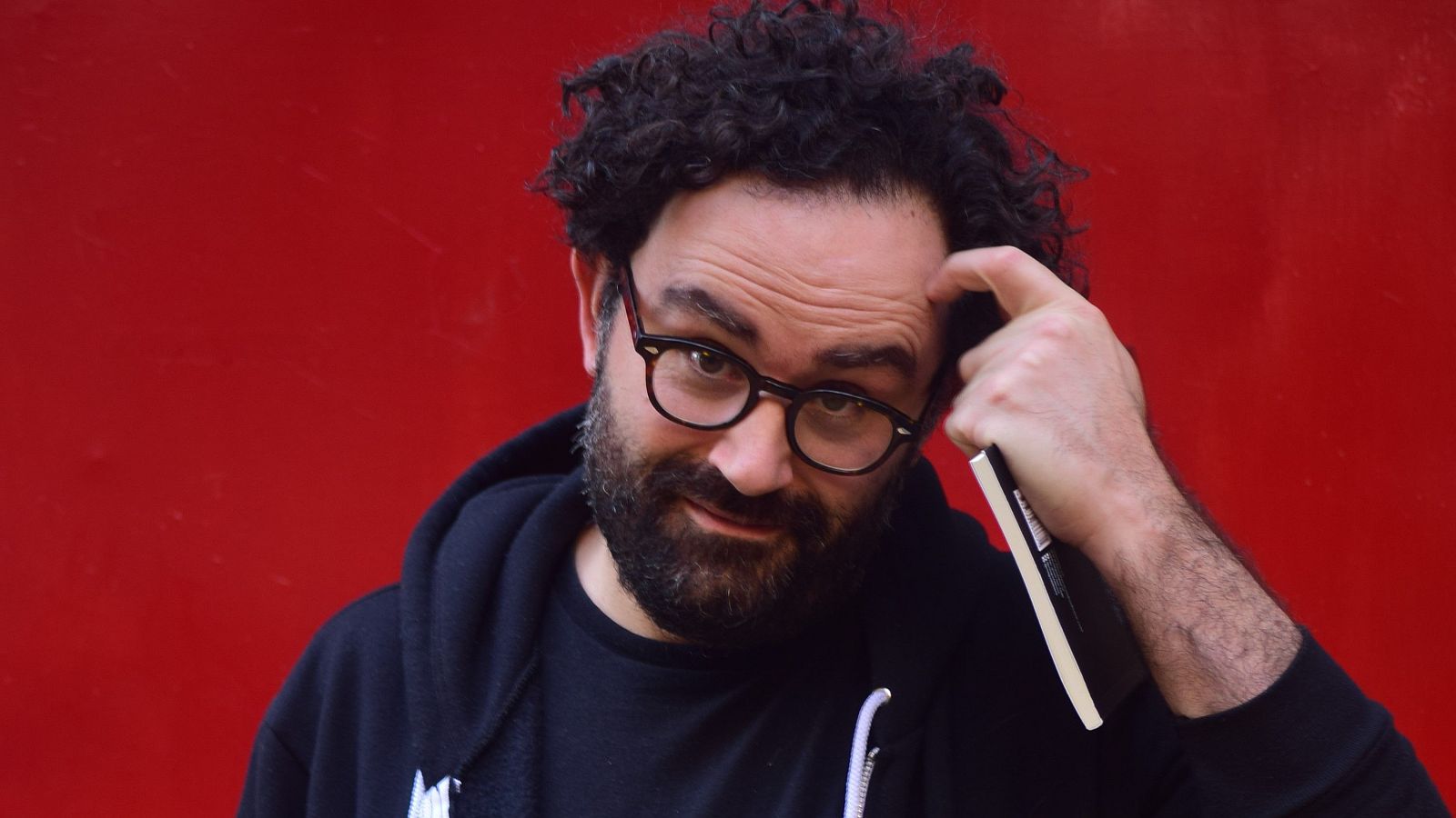 El escritor chileno Gonzalo Maier aúna en 'Una mano invisible' -Random House- sus novelas 'Piña' y 'Mal de altura'.