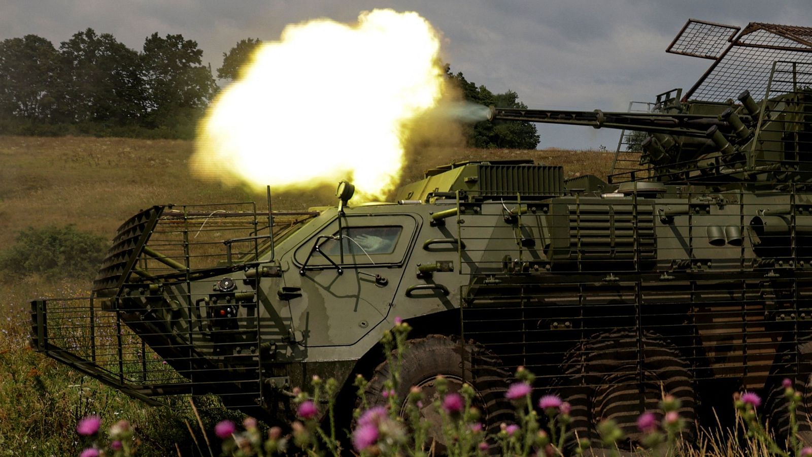 Soldados ucranianos disparan un cañón de un BTR-4 durante ejercicios militares en un campo de entrenamiento