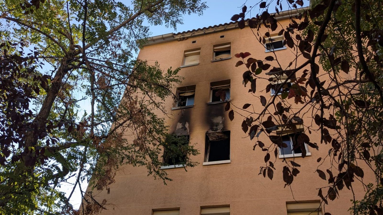 Façana de l'edifici residencial de Terrassa on s'ha produit l'incendi