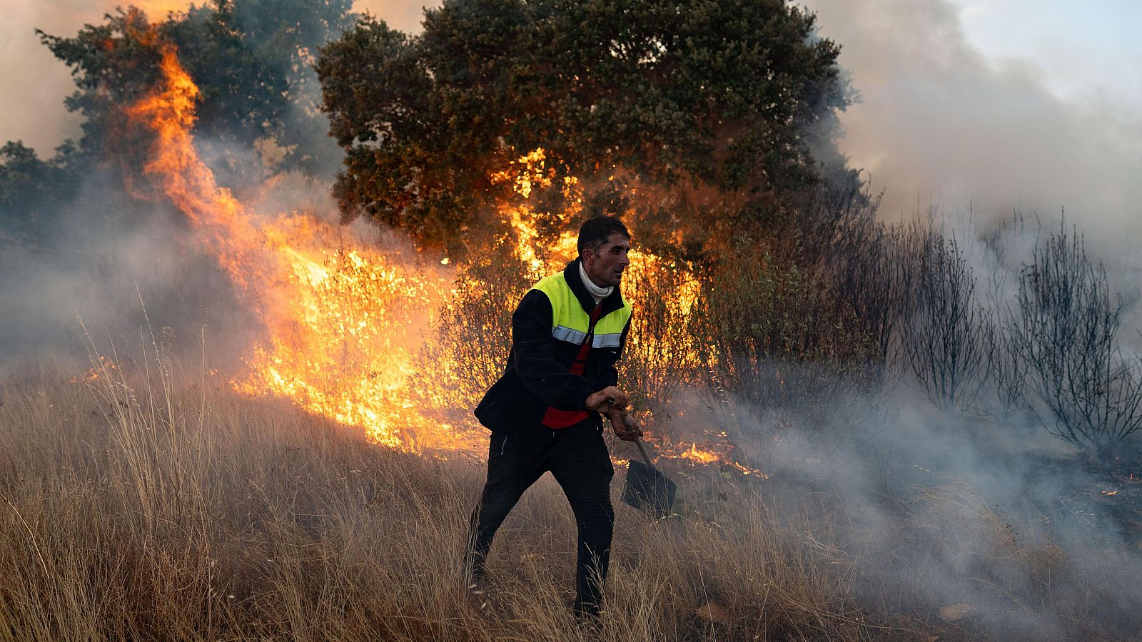 Un voluntario trata de apagar un fuego en Abejera (Zamora)