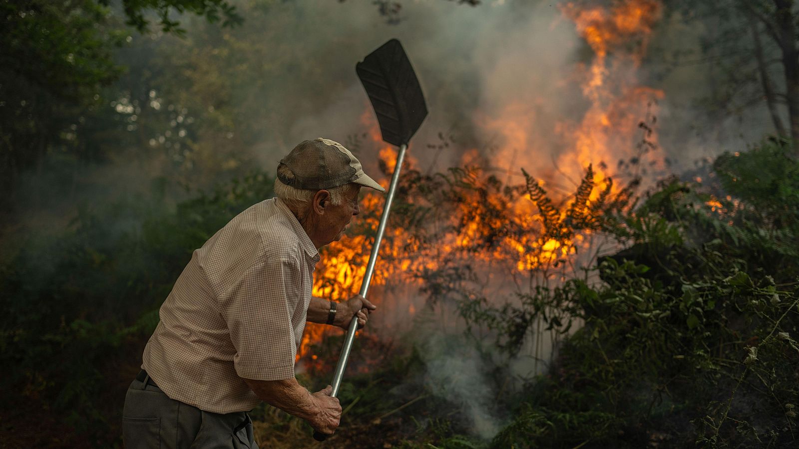Un incendio azota la aldea de A Pobra de Trives (Ourense)
