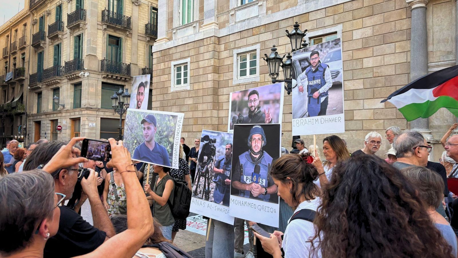 Protesta a la plaça Sant Jaume pels assassinats de periodistes a Gaza