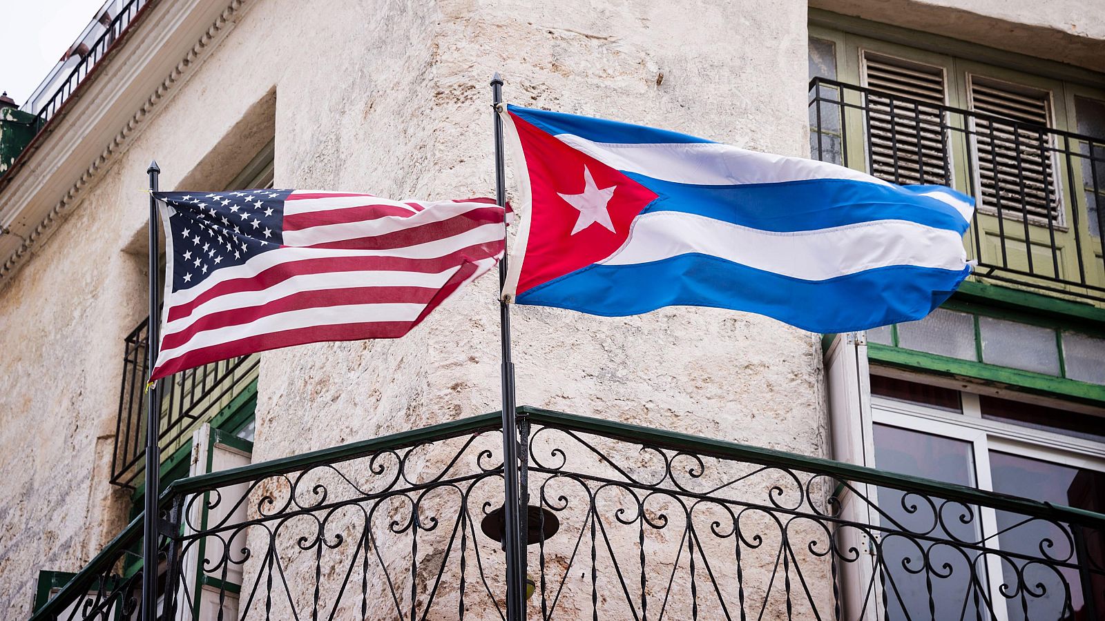 Una bandera estadounidense y otra cubana en una imagen de archivo