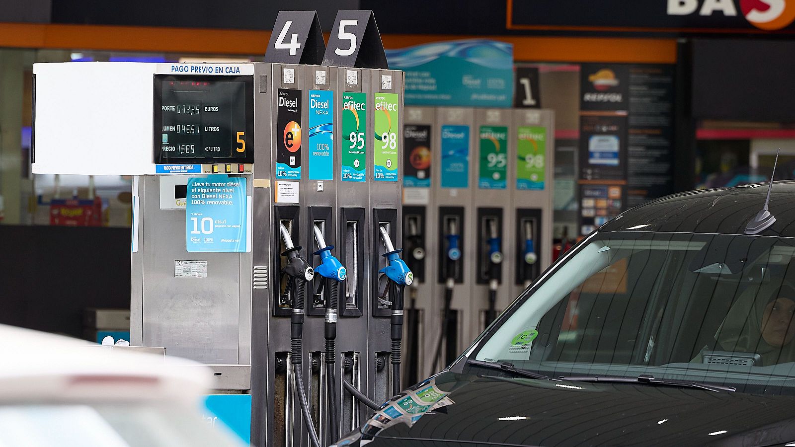 Gasolina y diésel siguen a la baja y rozan precios mínimos del verano en víspera del puente del 15 de agosto