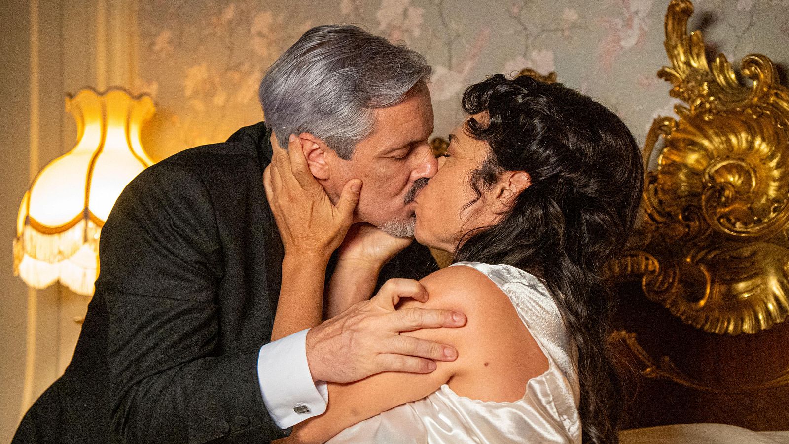 La Promesa: El apasionado beso de Leocadia y Cristóbal