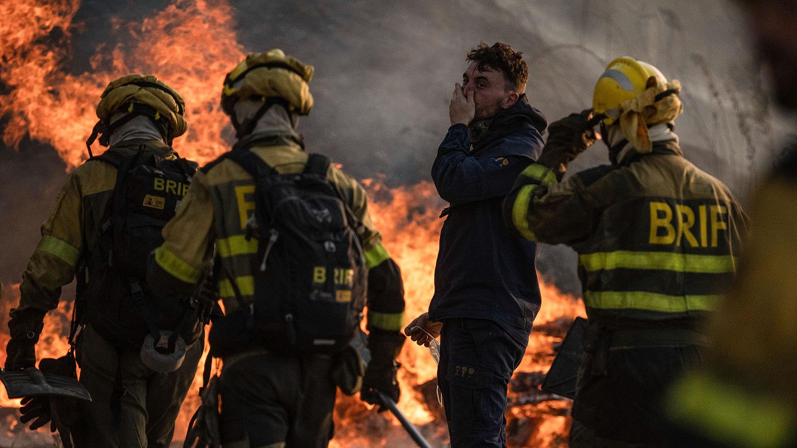 Varios bomberos trabajan en la extinción de la ola de incendios en España en agosto de 2025.