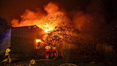 España combate la ola de incendios con especial intensidad en el triángulo de Zamora, Ourense y León