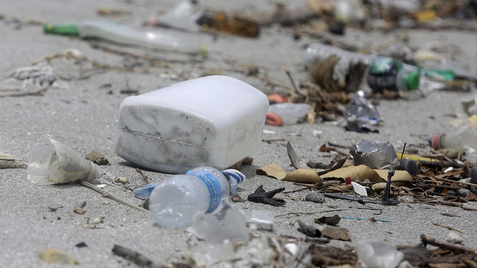 Fotografía de plásticos acumulados en una playa de Panamá