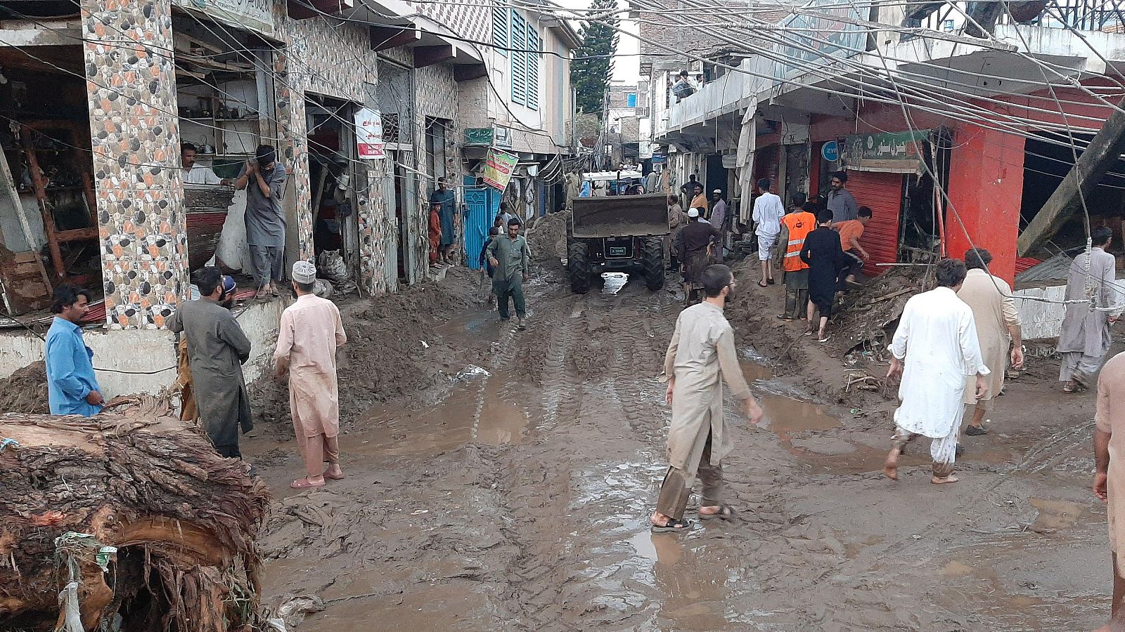 La gente evalúa los daños causados por las inundaciones en Swat, Pakistán