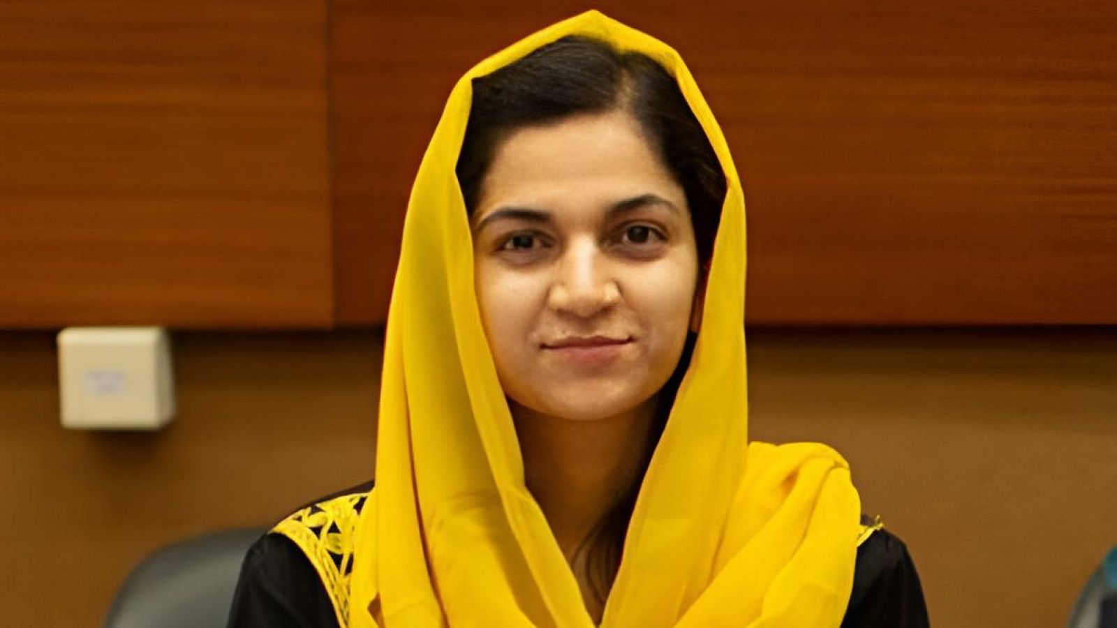 Fotografía de la activista afgana Parasto Hakim