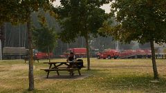 Los vecinos de Ourense ven desesperados como el fuego llega a la puerta de sus casas: "Pinta feo, no hay manera"