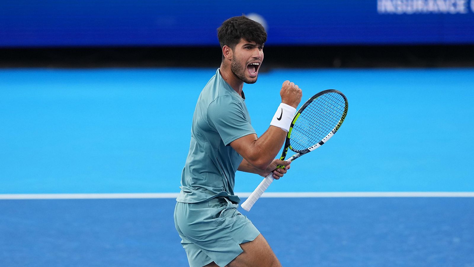 Carlos Alcaraz, de España, reacciona tras ganar un punto durante su partido contra Alexander Zverev, de Alemania, en la décima jornada del Cincinnati Open