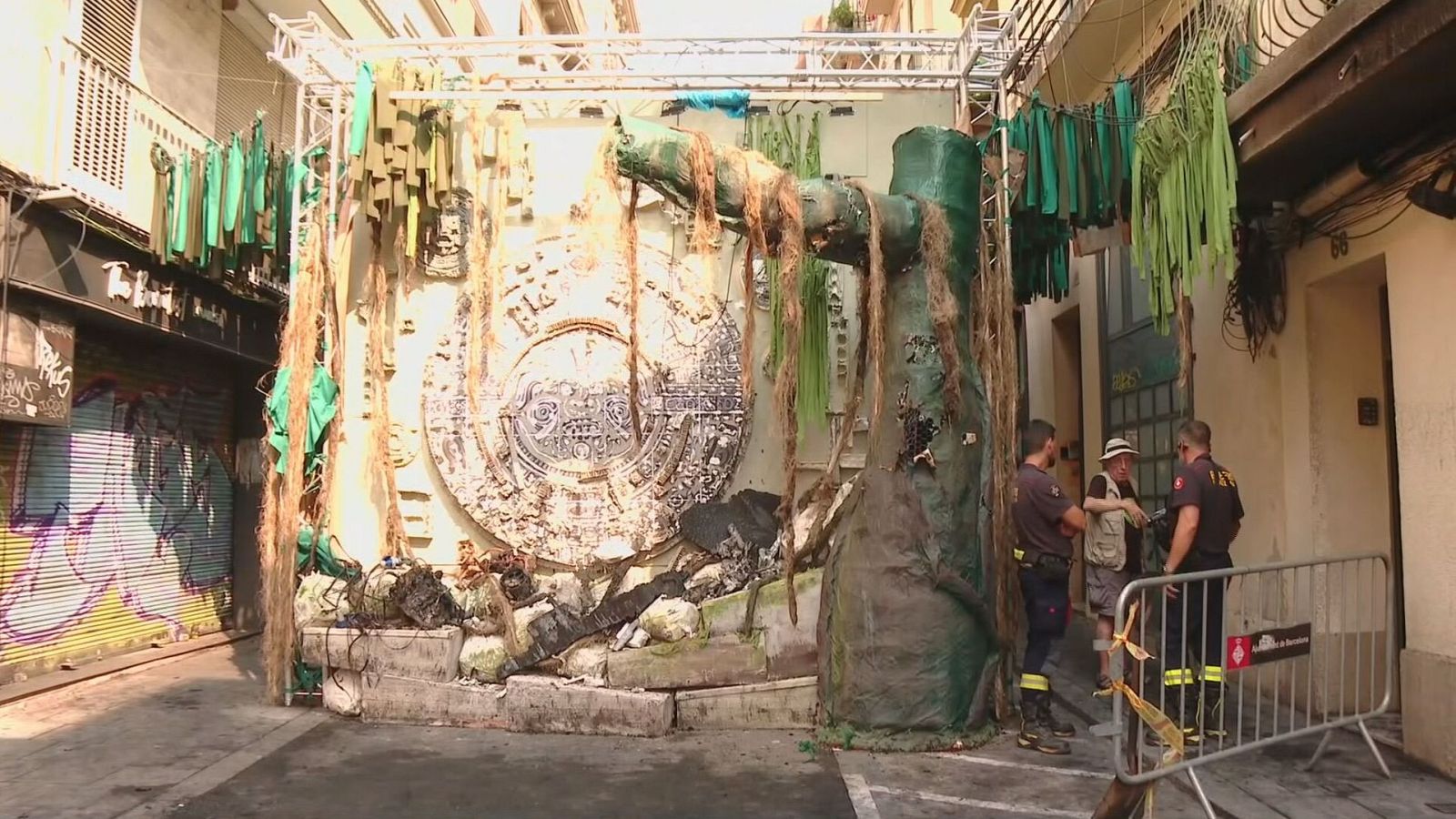El foc ha afectat elements decoratius del carrer Verdi elaborats amb motiu de la Festa Major