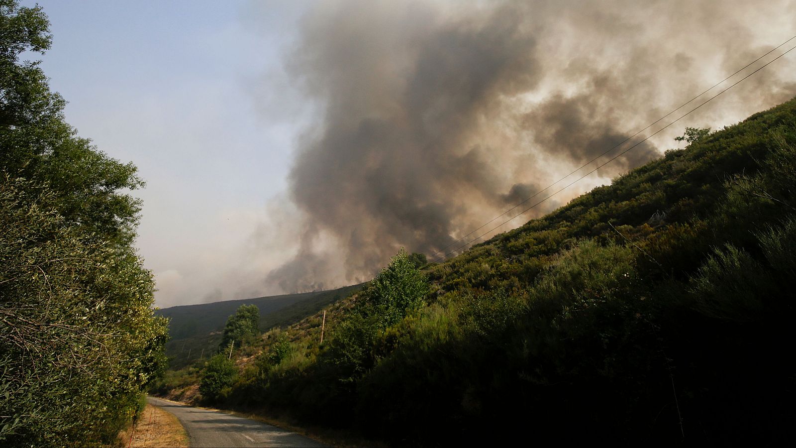 Un muerto y un herido al volcar una autobomba durante durante las labores de extinción de los incendios en León