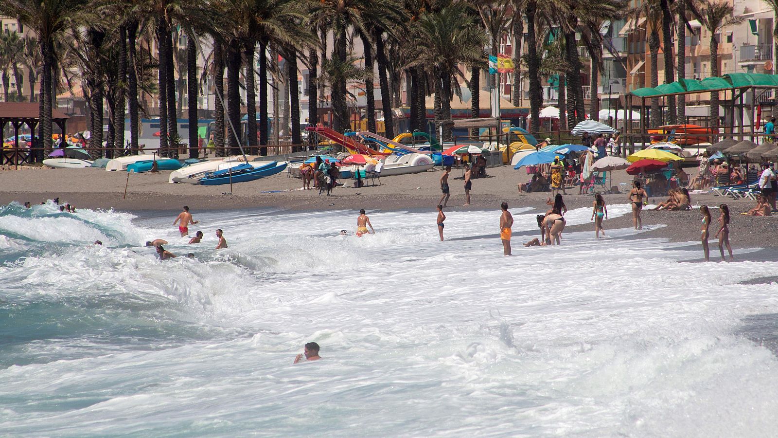 Varias personas en la playa de Torrenueva Costa, en Granada, en una imagen de archivo